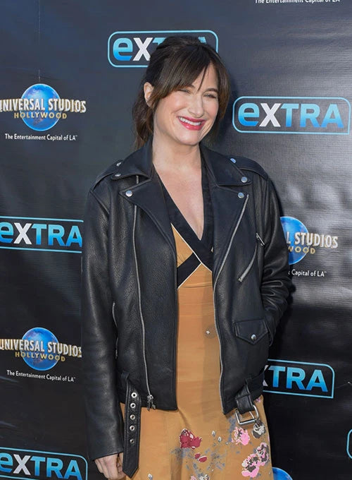Kathryn Hahn looks stylish in her leather jacket in American style